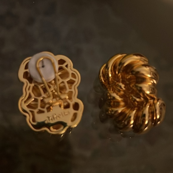 Julietta Loulou earrings in gold - Picture 2 of 3